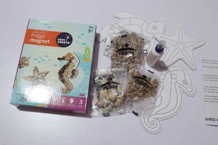 Foto de Kit imán de refrigerador con variedad de conchas en bolsas de plástico - Imagen libre de derechos