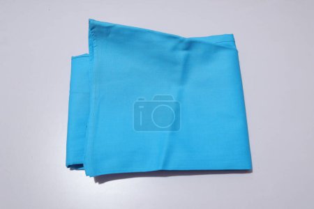 Téléchargez les photos : Saree bleu à la main isolé sur fond blanc - en image libre de droit