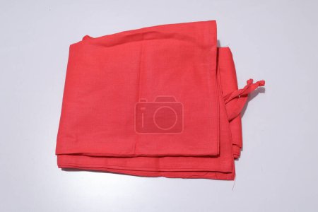 Téléchargez les photos : Saree traditionnelle rouge isolée sur fond blanc - en image libre de droit