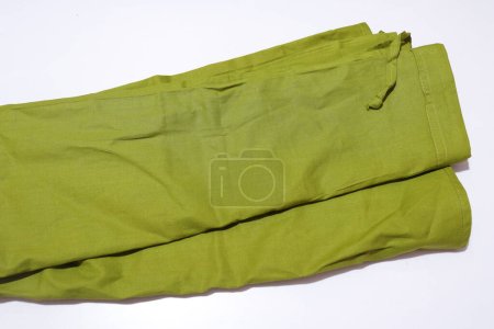 Téléchargez les photos : Saree verte isolée à la main sur fond blanc - en image libre de droit