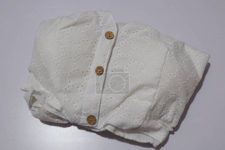 Téléchargez les photos : Femme Casual pur coton Readymade chemisier isolé sur fond blanc - en image libre de droit
