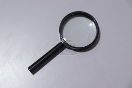 Foto de Lente de cristal de lupa de mano de alta potencia aislada sobre fondo blanco - Imagen libre de derechos