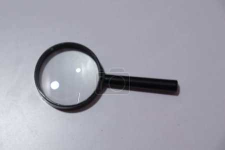 Foto de Lente de cristal de lupa de mano de alta potencia aislada sobre fondo blanco - Imagen libre de derechos