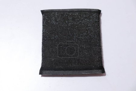 Téléchargez les photos : Nouvelle éponge noire absorbante isolée sur fond blanc. Éponge de cuisine noire - en image libre de droit
