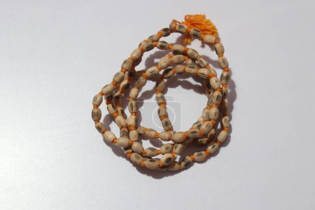 Téléchargez les photos : Tulsi mala ou perles de prière faites à partir des graines de l'arbre rudraksha - en image libre de droit