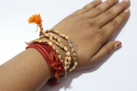 Téléchargez les photos : Tulsi mala ou perles de prière faites à partir des graines de l'arbre rudraksha - en image libre de droit