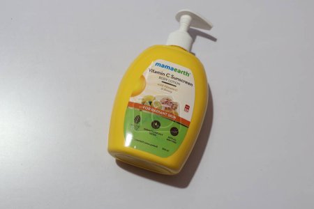 Foto de Vista superior del protector solar Mamaearth Vitamin C, loción corporal en botella amarilla - Imagen libre de derechos