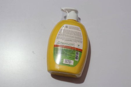 Téléchargez les photos : Vue arrière de la crème solaire Mamaearth Vitamin C, lotion corporelle en bouteille jaune - en image libre de droit