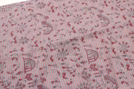 Téléchargez les photos : Saree rouge fait à la main isolé sur fond blanc - en image libre de droit