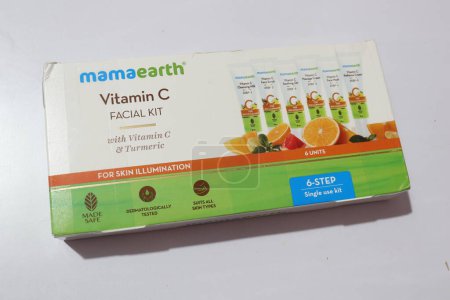 Téléchargez les photos : Kit Visage Ubtan avec Vitamines Curcuma Isolé sur fond blanc, Hyderabad, Telangana, Inde - en image libre de droit