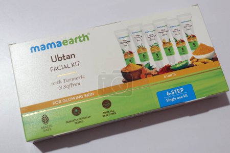 Téléchargez les photos : Kit Visage Ubtan avec Vitamines Curcuma Isolé sur fond blanc, Hyderabad, Telangana, Inde - en image libre de droit