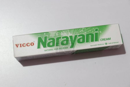 Téléchargez les photos : Vicco Narayani crème isolée sur fond blanc, Hyderabad, Inde - en image libre de droit