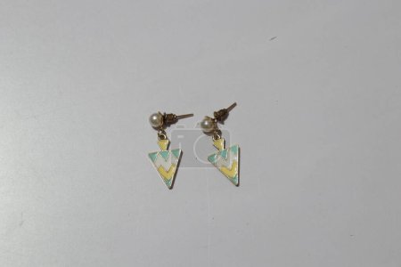 Foto de Par de antiguos Pendientes de gota de color verde chapado en oro aislado sobre fondo blanco - Imagen libre de derechos