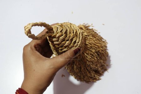 Foto de Toran de arroz tradicional natural aislado sobre fondo blanco - Imagen libre de derechos