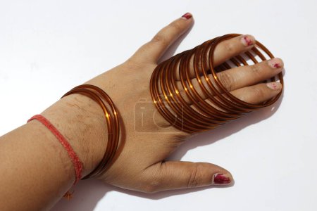 Téléchargez les photos : Main féminine avec de nombreux bracelets Isolé fond blanc - en image libre de droit