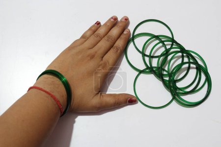 Téléchargez les photos : Main féminine avec de nombreux bracelets Isolé fond blanc - en image libre de droit