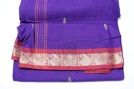 Téléchargez les photos : Saree traditionnelle violette isolée sur fond blanc - en image libre de droit