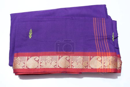 Téléchargez les photos : Saree traditionnelle violette isolée sur fond blanc - en image libre de droit