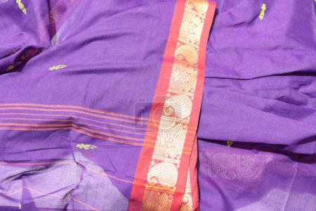 Foto de Saree tradicional púrpura aislado sobre fondo blanco - Imagen libre de derechos