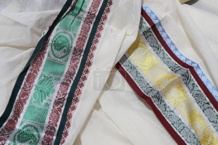 Téléchargez les photos : Saree traditionnelle colorée isolée sur fond blanc - en image libre de droit