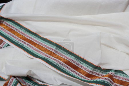 Téléchargez les photos : Saree traditionnelle colorée isolée sur fond blanc - en image libre de droit