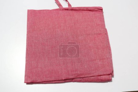Foto de Hembra rosa hecho a mano Saree trabajo aislado sobre fondo blanco - Imagen libre de derechos