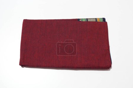 Foto de Hembra rojo hecho a mano Saree trabajo aislado sobre fondo blanco - Imagen libre de derechos