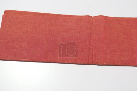 Téléchargez les photos : Saree traditionnelle rouge isolée sur fond blanc - en image libre de droit