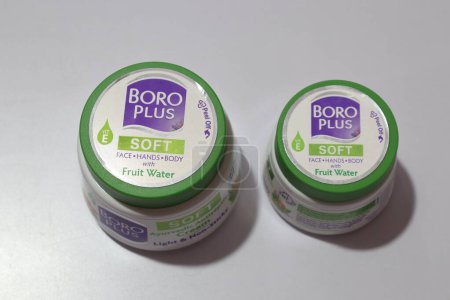 Téléchargez les photos : Crème antiseptique BoroPlus isolée sur fond blanc, Hyderabad Inde - en image libre de droit