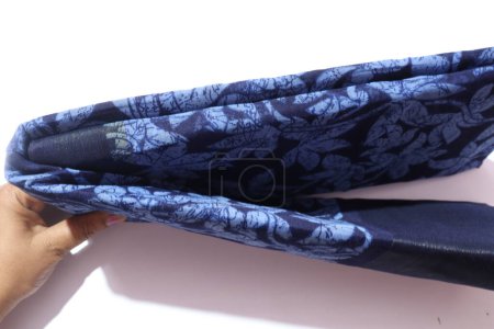 Foto de Hembra azul hecho a mano Saree trabajo aislado sobre fondo blanco - Imagen libre de derechos