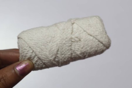 Foto de Dedos femeninos sosteniendo la raya blanca en blanco - Imagen libre de derechos