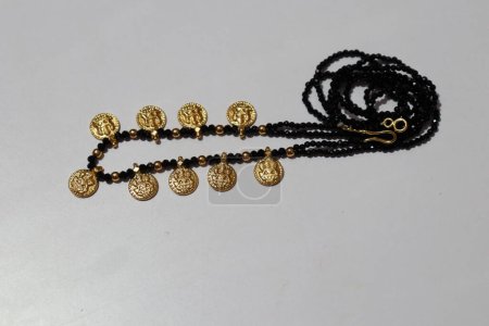 Téléchargez les photos : Perles artificielles de chaîne en pierre fabriquées à la main isolées sur fond blanc - en image libre de droit