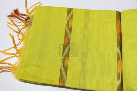 Téléchargez les photos : Traditionnel femelle Jaune Couleur Fait à la main Saree travail isolé sur fond blanc - en image libre de droit