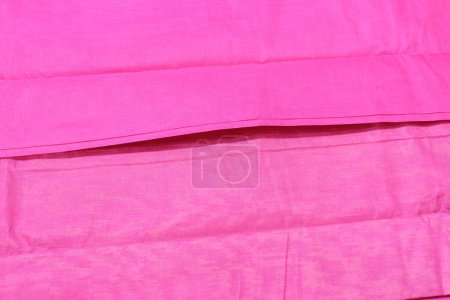 Foto de Tradicional hembra color rosa trabajo hecho a mano Saree aislado sobre fondo blanco - Imagen libre de derechos