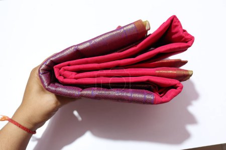Téléchargez les photos : Traditionnel femelle Rouge Couleur Fait à la main Saree travail isolé sur fond blanc - en image libre de droit
