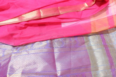 Téléchargez les photos : Traditionnel femelle Rose Couleur Fait à la main Saree travail isolé sur fond blanc - en image libre de droit