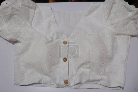 Foto de Mujer Casual algodón puro Readymade Blusa aislada sobre fondo blanco - Imagen libre de derechos