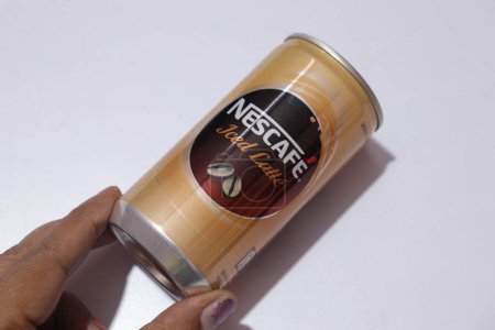 Téléchargez les photos : Vue de dessus du latte glacé Nescafe à la main - en image libre de droit