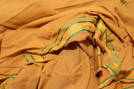Foto de Tradicional hembra naranja color hecho a mano trabajo saree aislado sobre fondo blanco - Imagen libre de derechos
