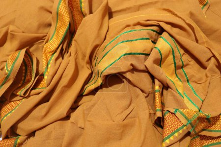 Téléchargez les photos : Saree de travail artisanale traditionnelle de couleur orange femelle isolée sur fond blanc - en image libre de droit