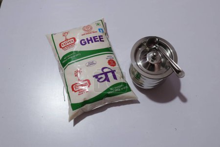Téléchargez les photos : Nouveau pack de Vijaya Ghee avec pot de ghee en métal de côté - en image libre de droit
