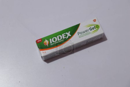 Téléchargez les photos : Iodex gel contre la douleur corporelle dans une boîte originale sur blanc - en image libre de droit