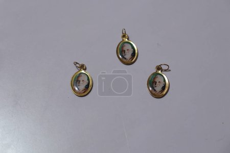 Téléchargez les photos : Trois pendentifs Ramana Maharshi - en image libre de droit
