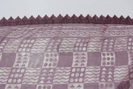 Foto de Hembra púrpura trabajo hecho a mano Saree aislado sobre fondo blanco - Imagen libre de derechos