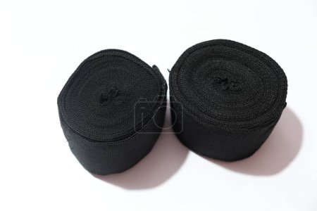 Téléchargez les photos : Bandages de boxe noirs sur fond blanc - en image libre de droit