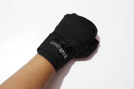 Téléchargez les photos : Main féminine dans les bandages de boxe - en image libre de droit