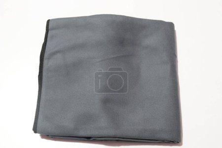 Téléchargez les photos : Serviette de bain noire isolée sur fond blanc - en image libre de droit