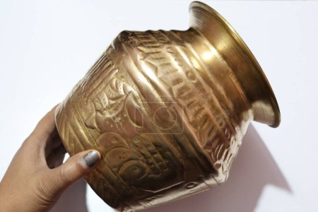 Téléchargez les photos : Vue rapprochée du bol en bronze indien sur blanc - en image libre de droit
