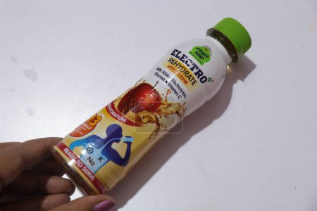 Téléchargez les photos : Vue sur Electro plus boisson gazeuse avec des vitamines - en image libre de droit