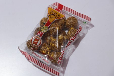 Téléchargez les photos : Ladoo à l'arachide douce indienne ou mungfali ou laddo aux arachides ou laddu à base d'arachides grillées et de jaggery - en image libre de droit
